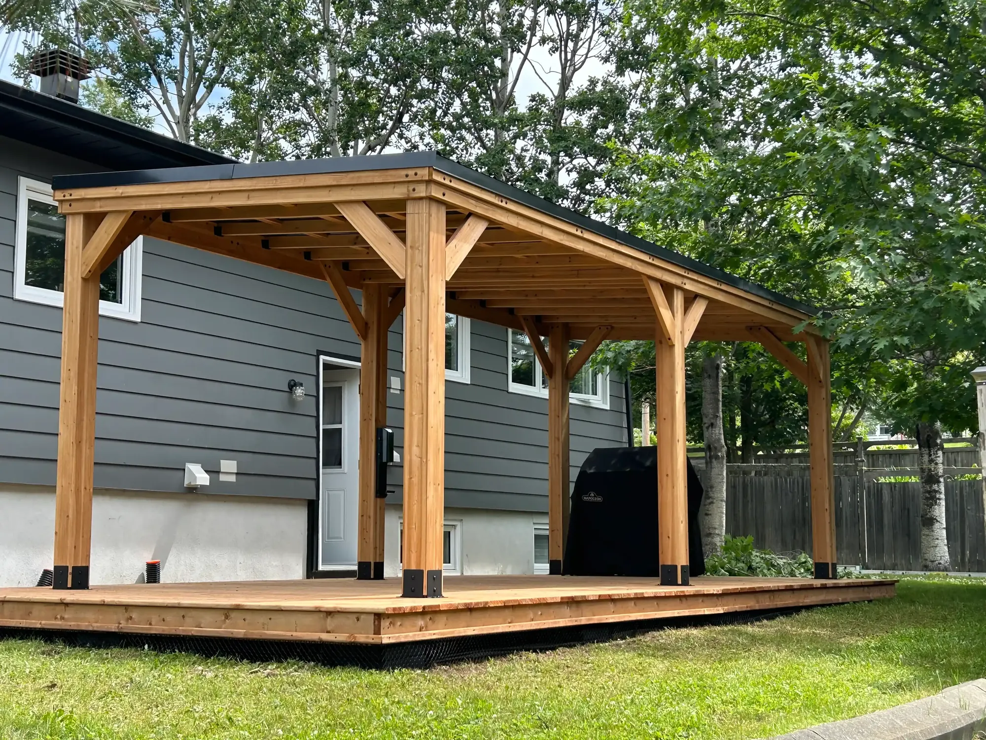 Galerie extérieure rénovée avec structure de bois et finition durable